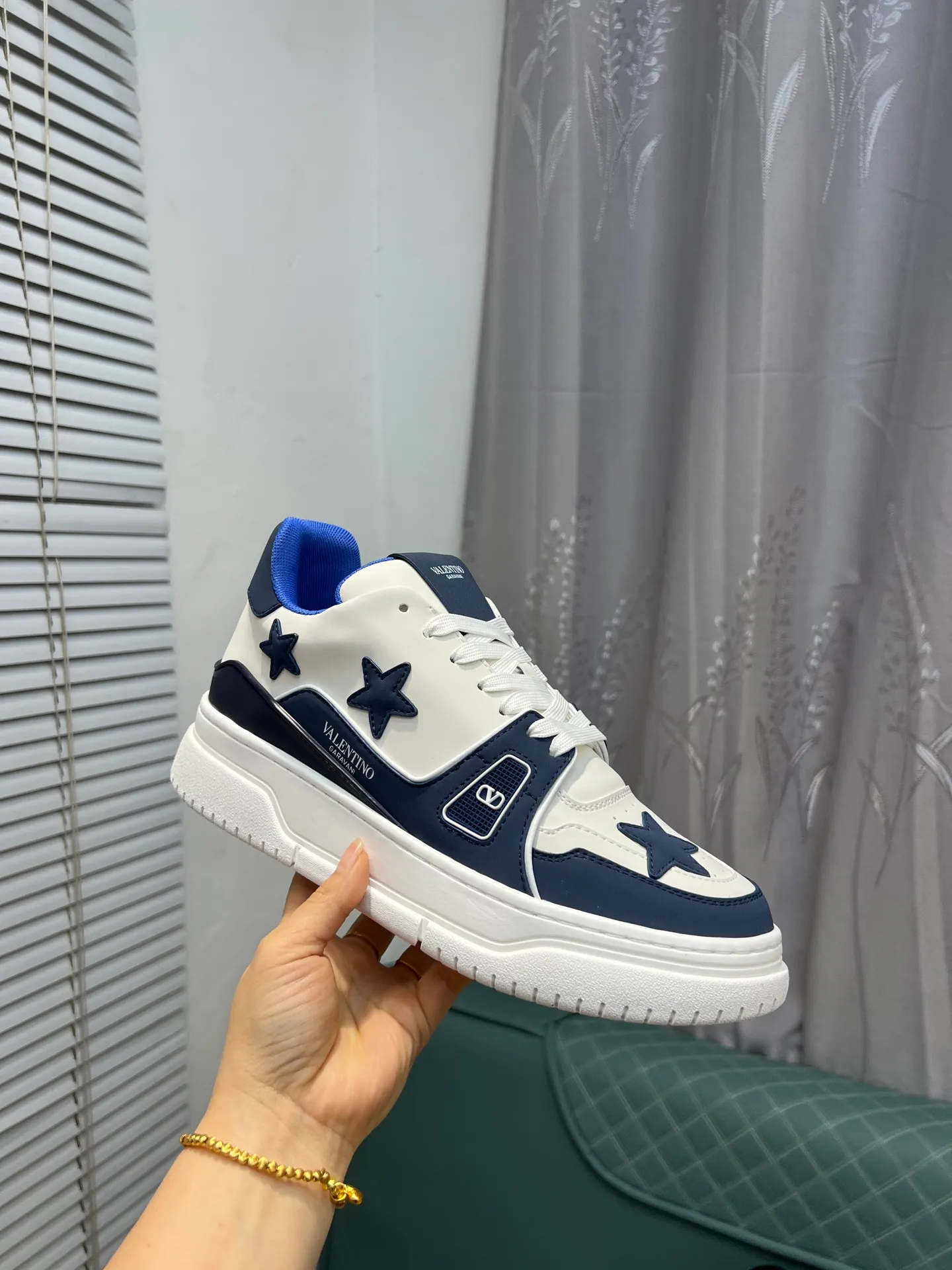Men's Men's Shoes 💰660 Valentino 2023 early autumn new star shoes are now online! Wang Hedi and Ren Jialun have been worn by many celebrities. Who can refuse the same couple shoes as Wang Hedi! The design of Stars Stab My Heart is cool and spicy. The material of the shoes is cowhide, and every color is beautiful! Size 35-40, men’s size 39-44 (women’s 41, men’s 38, 45🉑️customized)